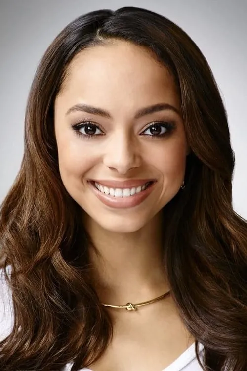 Amber Stevens West interpretando a Holly