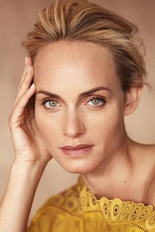 Amber Valletta interpretando a Camilla