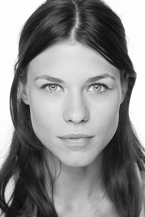 Ana Ularu interpretando a Alice