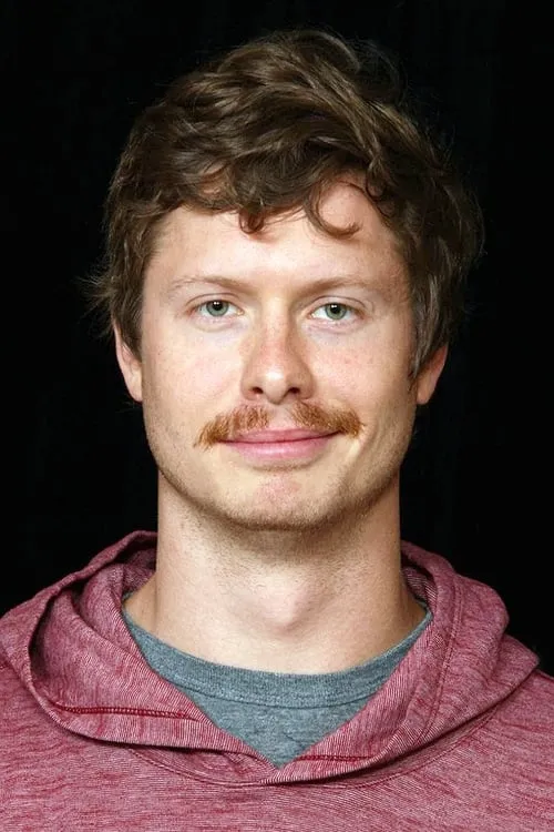 Anders Holm interpretando a Bruce Romaine