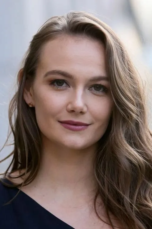 Andi Matichak interpretando a Self