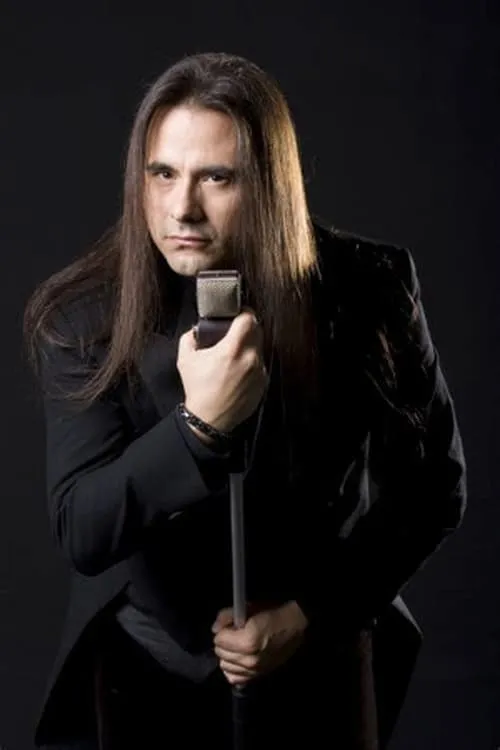 Andre Matos interpretando a 