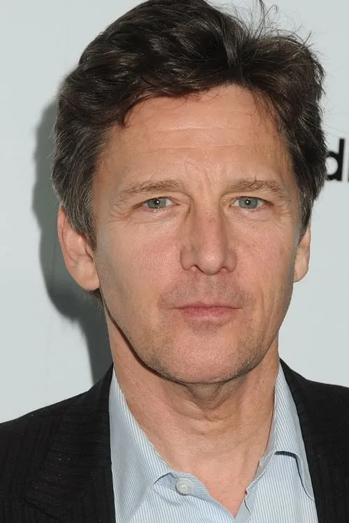 Andrew McCarthy interpretando a Mike Harper