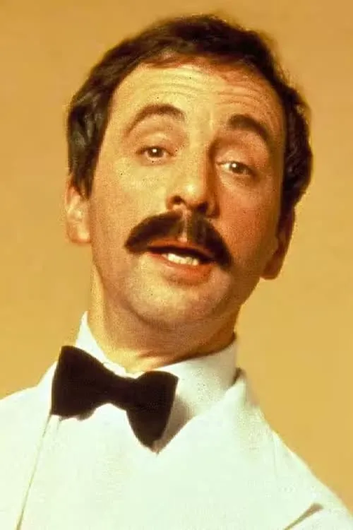 Andrew Sachs interpretando a Presenter