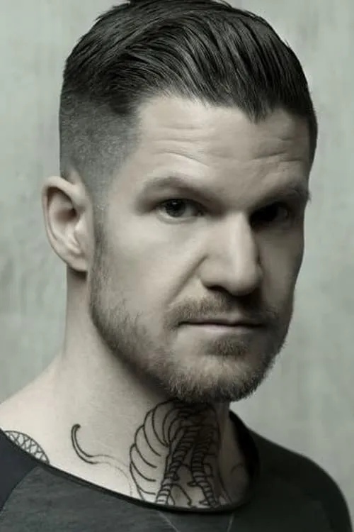 Andy Hurley interpretando a Himself