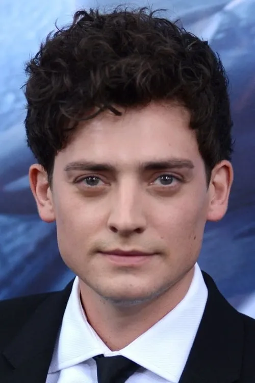 Aneurin Barnard interpretando a Nick