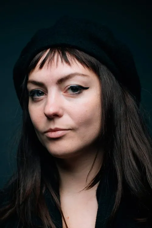 Angel Olsen interpretando a Karen's journals, lyrics & poems (voice)