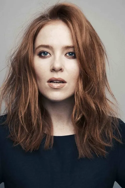 Angela Scanlon interpretando a Narrator