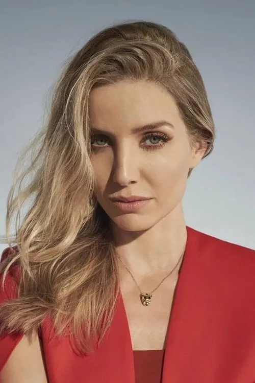 Annabelle Wallis interpretando a Kelly