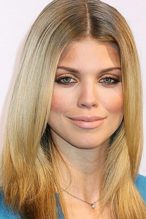 AnnaLynne McCord interpretando a 