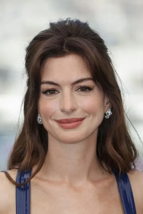 Anne Hathaway interpretando a Daphne Kluger