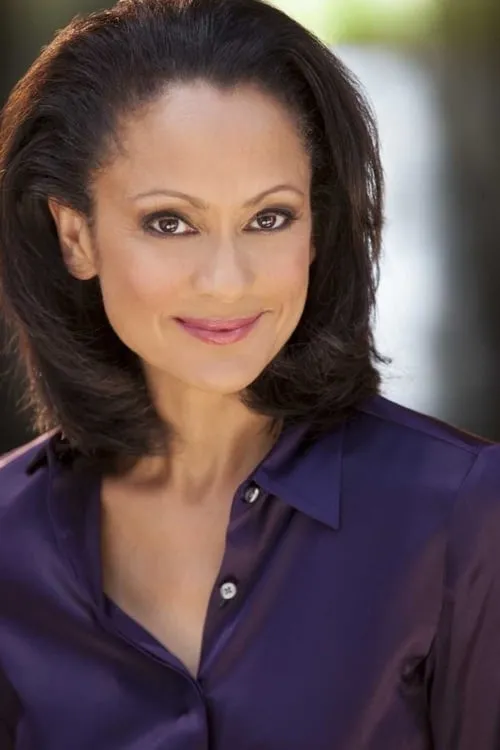 Anne-Marie Johnson interpretando a Beth Franklin