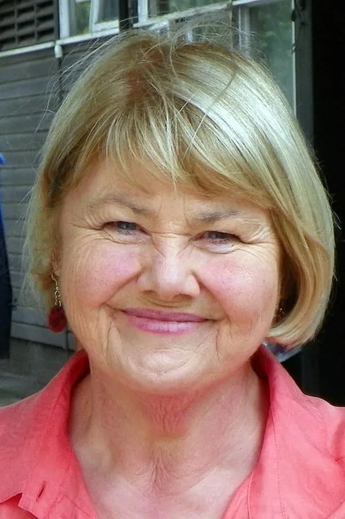 Annette Badland interpretando a 