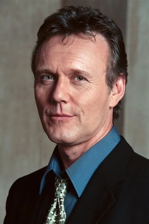 Anthony Stewart Head interpretando a Anton