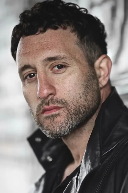 Antony Costa interpretando a Nathan