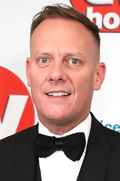 Antony Cotton interpretando a Self