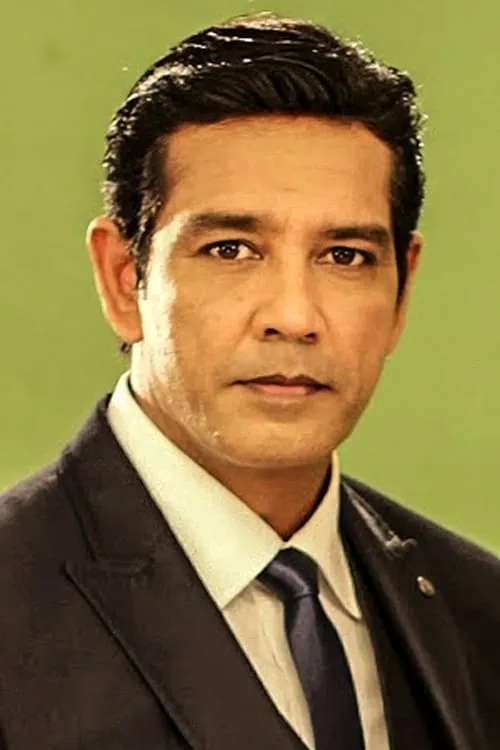 Anup Soni interpretando a Police Inspector Singh