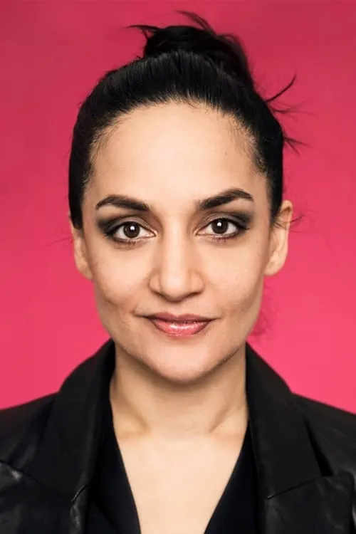 Archie Panjabi interpretando a Pinky Bhamra