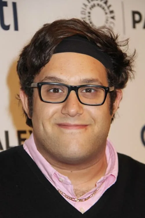 Ari Stidham interpretando a Aaron