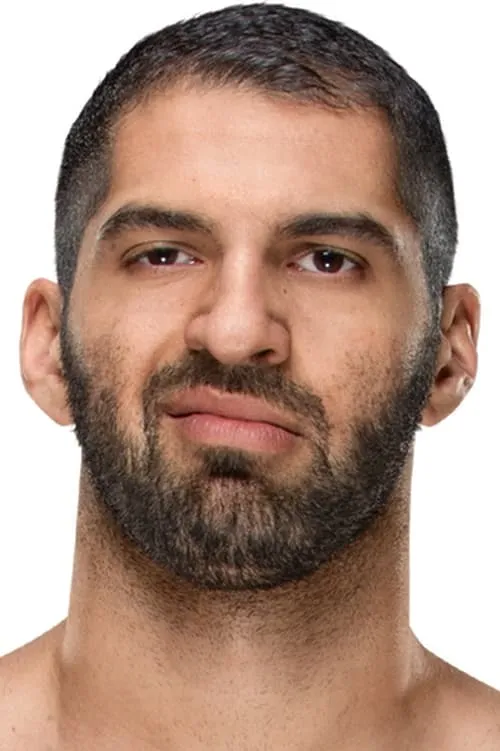 Ariya Daivari interpretando a Ari Daivari