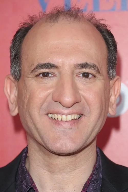 Armando Iannucci interpretando a Self