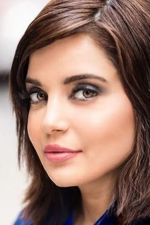 Armeena Khan interpretando a Lily