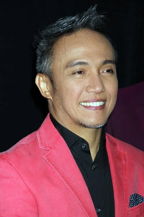 Arnel Pineda interpretando a Self (Vocals)