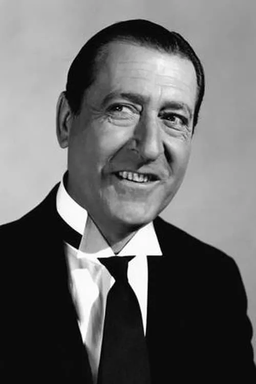 Arthur Treacher interpretando a Second Air Raid Watcher