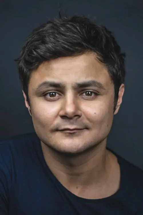 Arturo Castro interpretando a Officer Jones