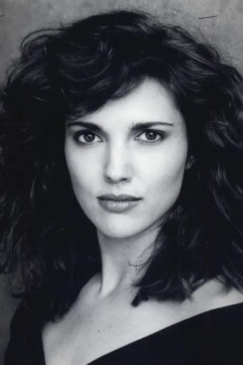 Ashley Laurence interpretando a Cathryn Farrell