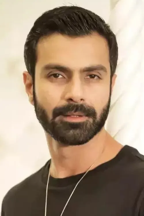 Ashmit Patel interpretando a Nikhil