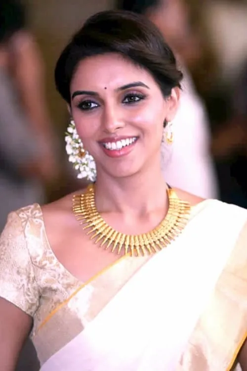 Asin Thottumkal interpretando a Meera Muthuramalingam