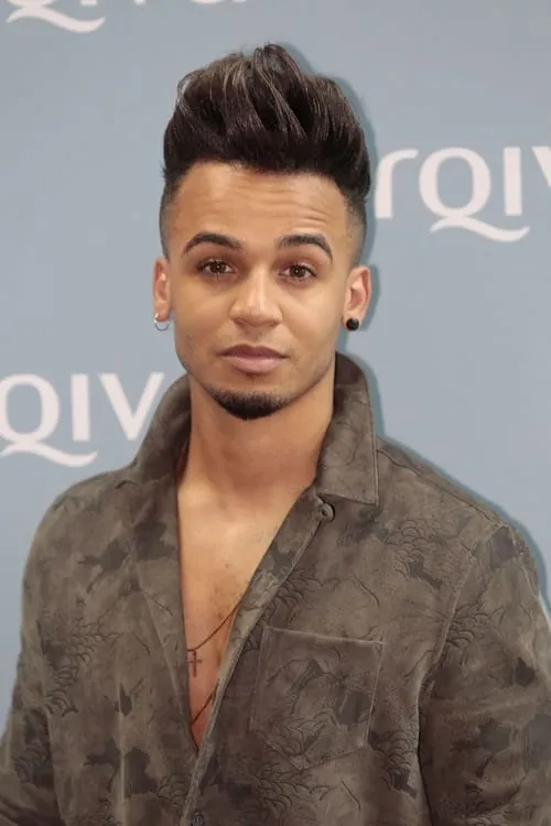 Aston Merrygold interpretando a Self - Performer (JLS)