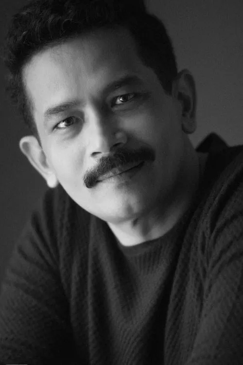 Atul Kulkarni interpretando a Agni Shridhar