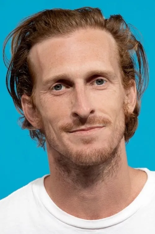 Austin Amelio interpretando a Jasper