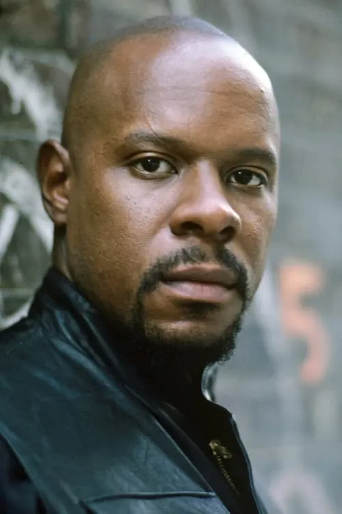 Avery Brooks interpretando a Himself