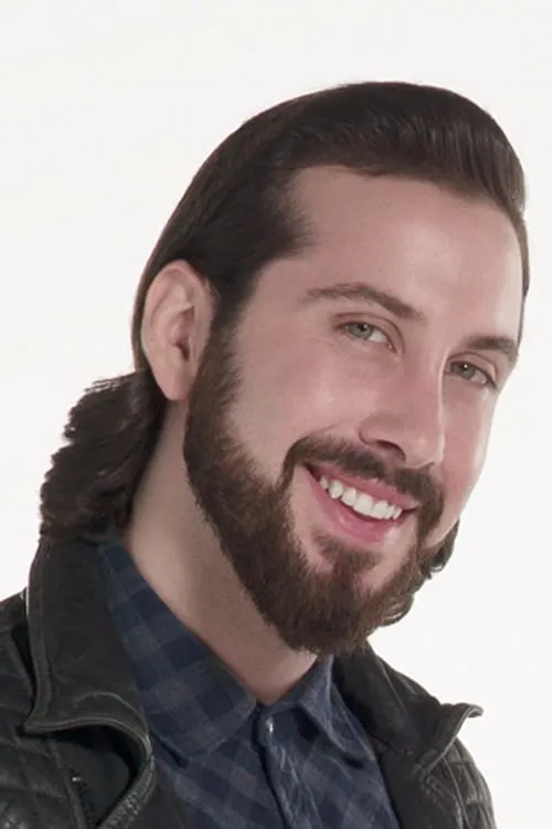 Avi Kaplan interpretando a Himself