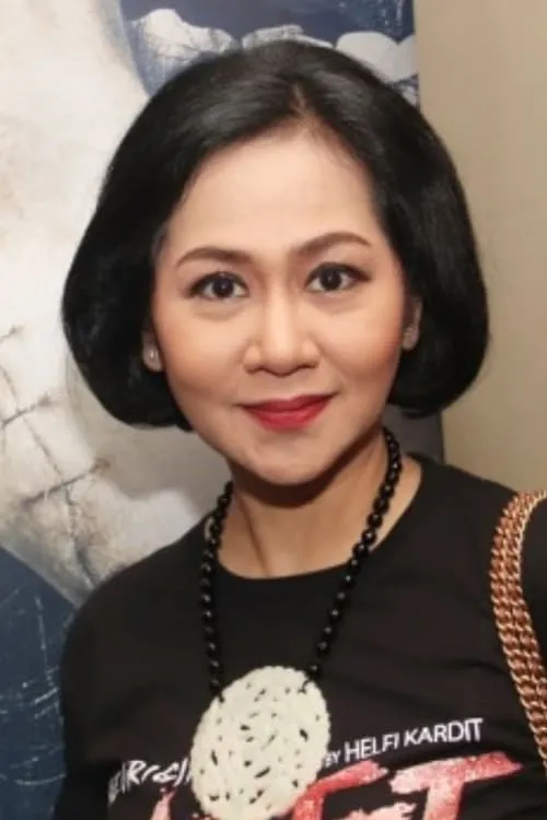 Ayu Dyah Pasha interpretando a Ibu Angel