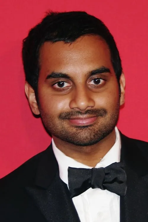 Aziz Ansari interpretando a Mike