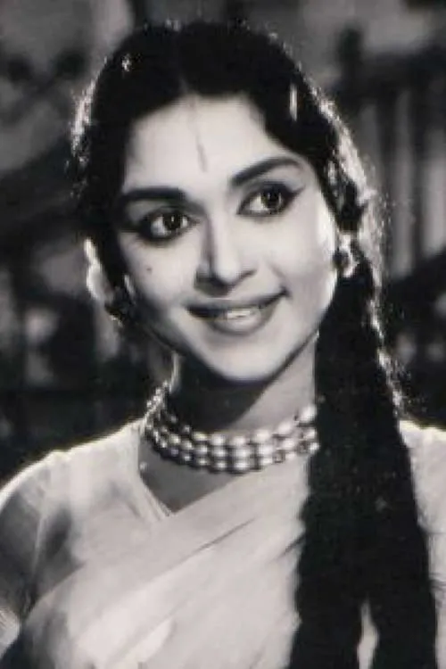 B. Saroja Devi interpretando a Wealthy Man's Daughter Chitra