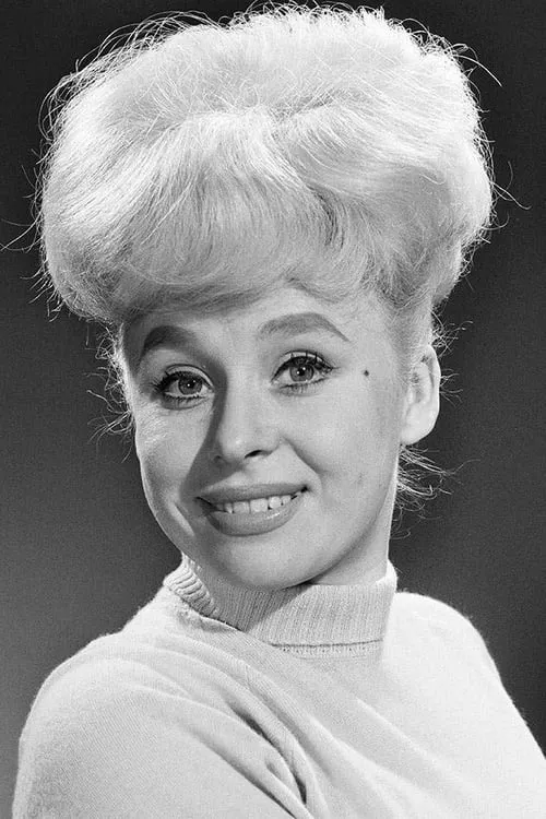 Barbara Windsor interpretando a Hiker girl