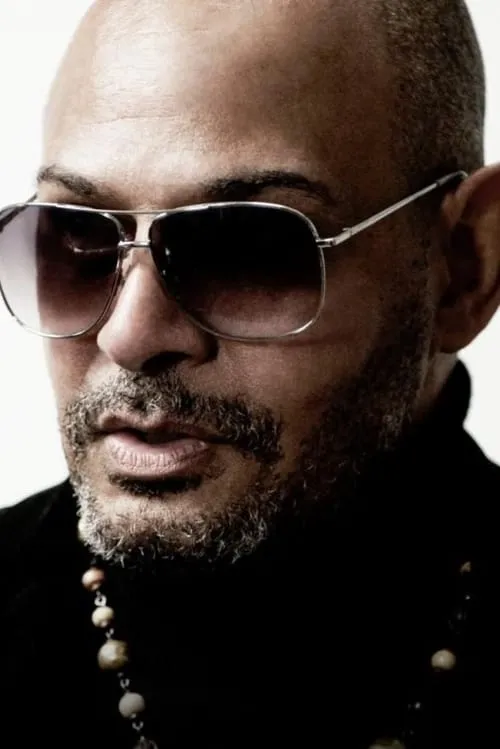 Barry Adamson interpretando a Self