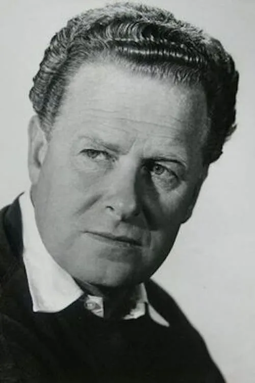 Basil Dearden interpretando a Self