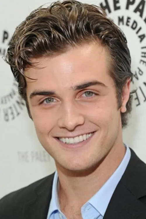 Beau Mirchoff interpretando a Eric Turner