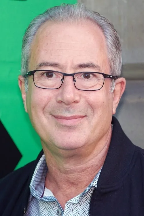 Ben Elton interpretando a Himself