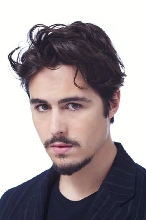 Ben Schnetzer interpretando a Zeev Hirsch