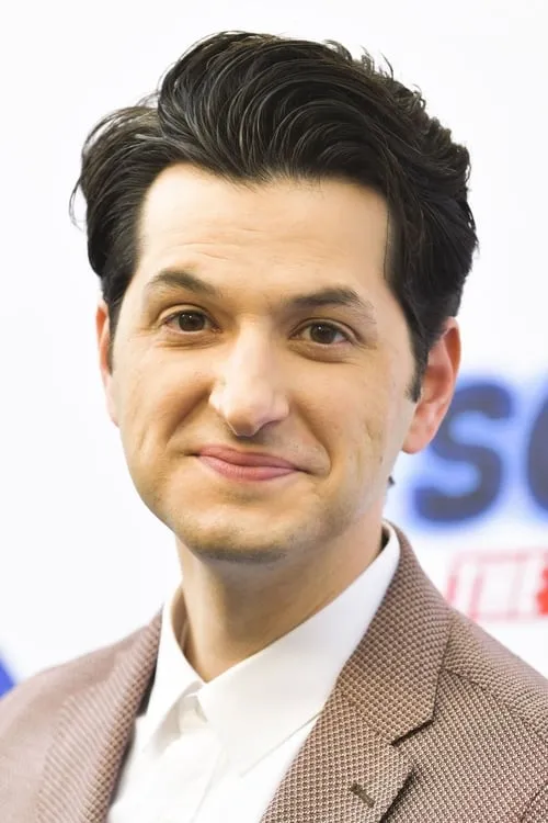 Ben Schwartz interpretando a Noah