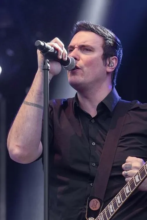 Benjamin Burnley interpretando a Self