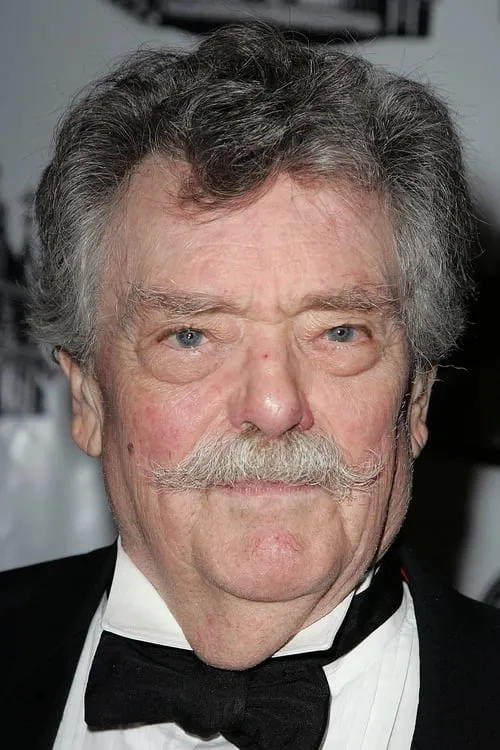 Bernard Fox interpretando a Barrett