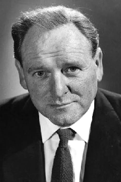 Bernard Lee interpretando a Divisional Detective Inspector Cherry